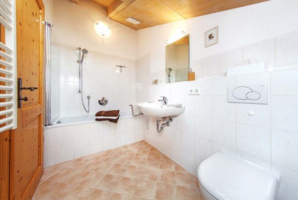 Ferienwohnung Hausberg - Bad mit Badewanne